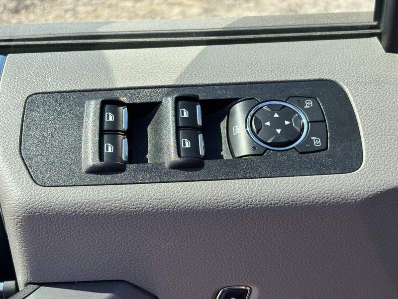 Ford F-150 Vehicle Full-screen Gallery Image 17