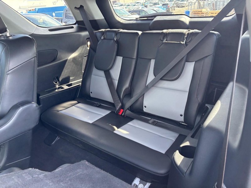 Ford Explorer Vehicle Image 12