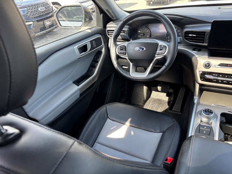 Ford Explorer Vehicle Image 14