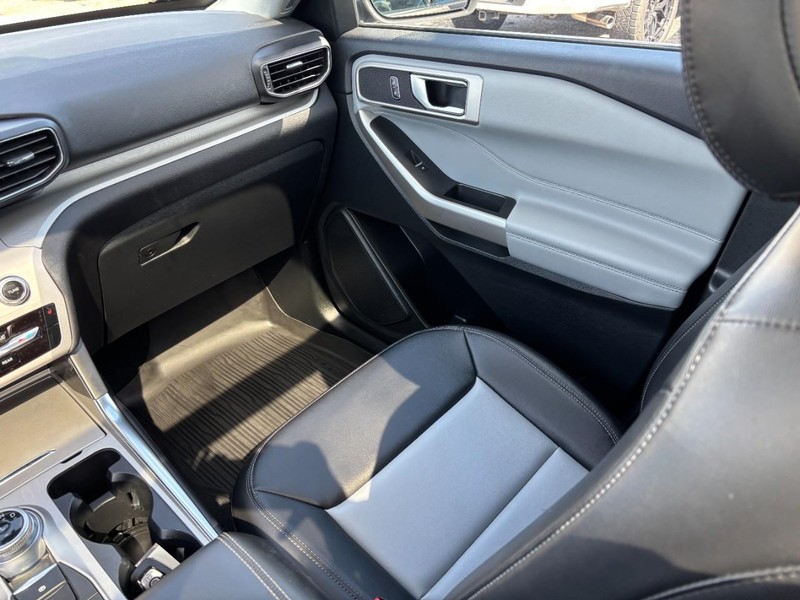 Ford Explorer Vehicle Image 16