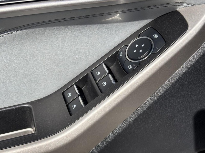 Ford Explorer Vehicle Image 18