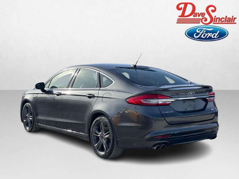 Ford Fusion Vehicle Full-screen Gallery Image 09