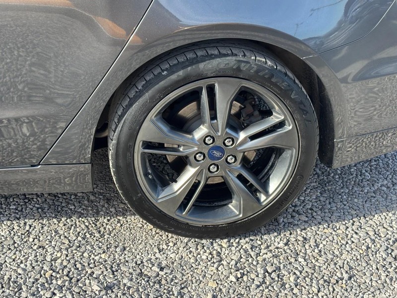 Ford Fusion Vehicle Full-screen Gallery Image 11