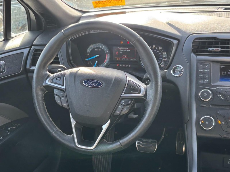 Ford Fusion Vehicle Full-screen Gallery Image 14