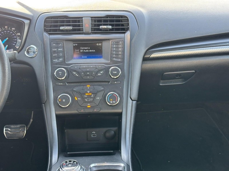 Ford Fusion Vehicle Full-screen Gallery Image 15