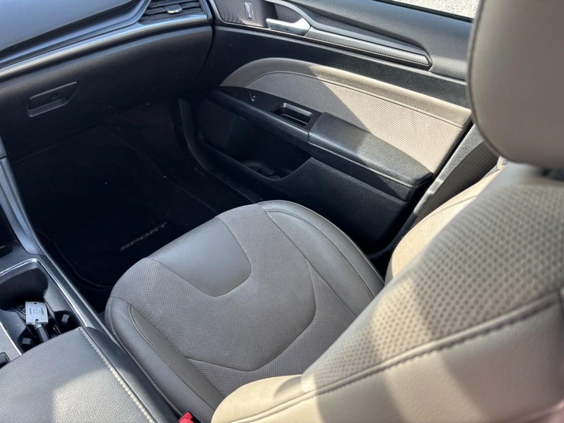 Ford Fusion Vehicle Full-screen Gallery Image 16