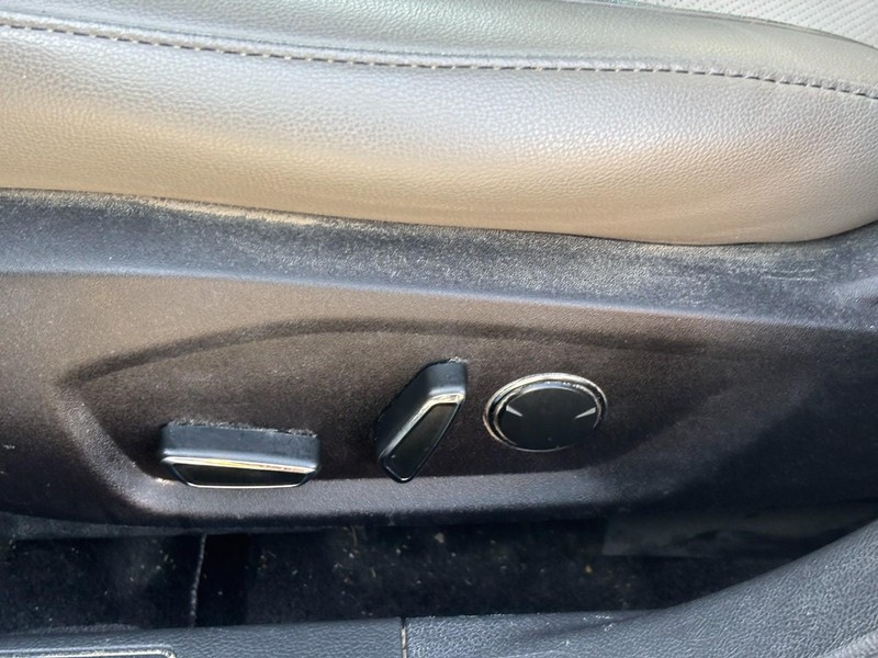 Ford Fusion Vehicle Full-screen Gallery Image 17