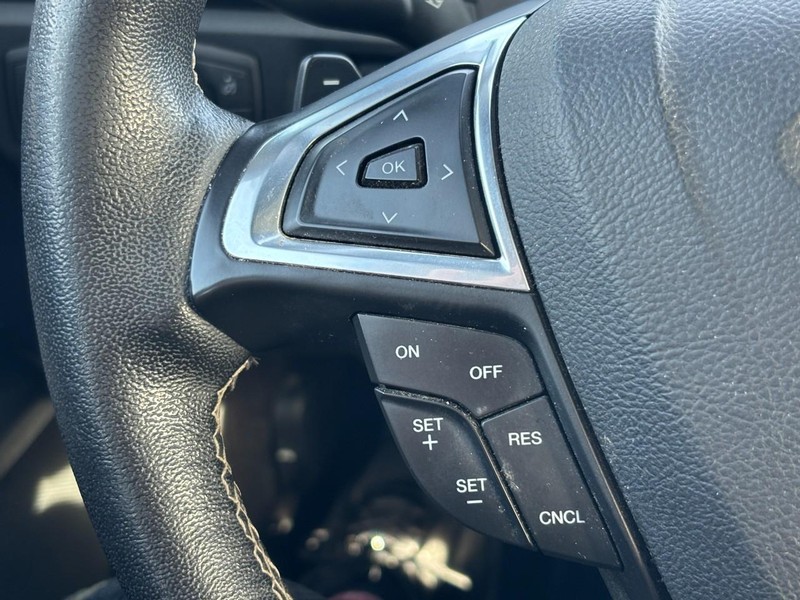 Ford Fusion Vehicle Full-screen Gallery Image 19