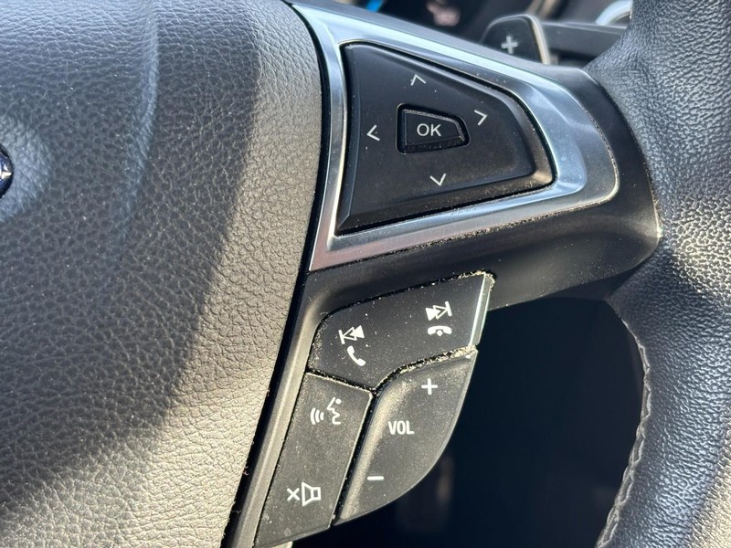 Ford Fusion Vehicle Full-screen Gallery Image 20