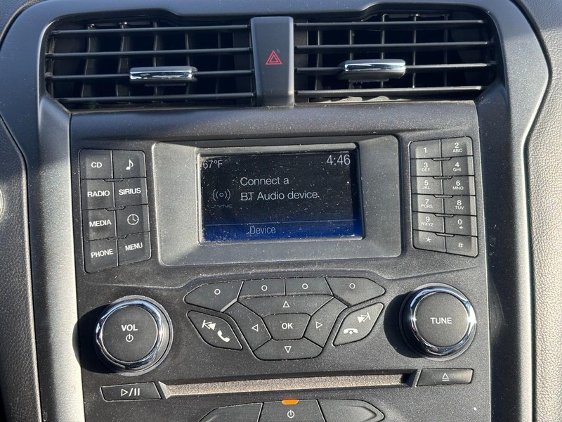 Ford Fusion Vehicle Full-screen Gallery Image 22