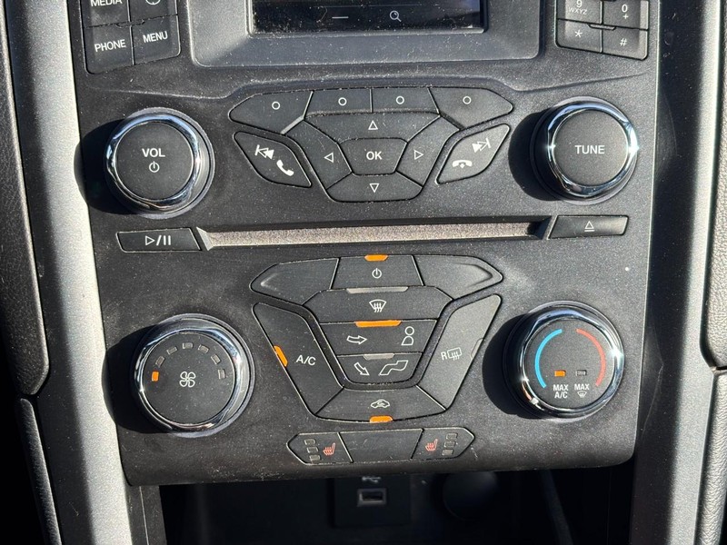 Ford Fusion Vehicle Full-screen Gallery Image 24