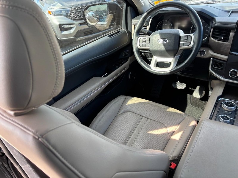 Ford Expedition Vehicle Image 14