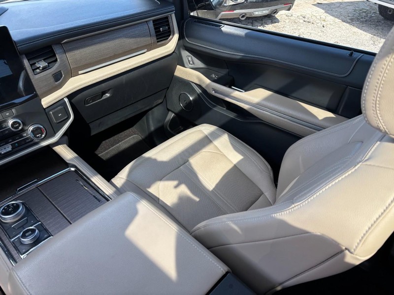 Ford Expedition Vehicle Image 16