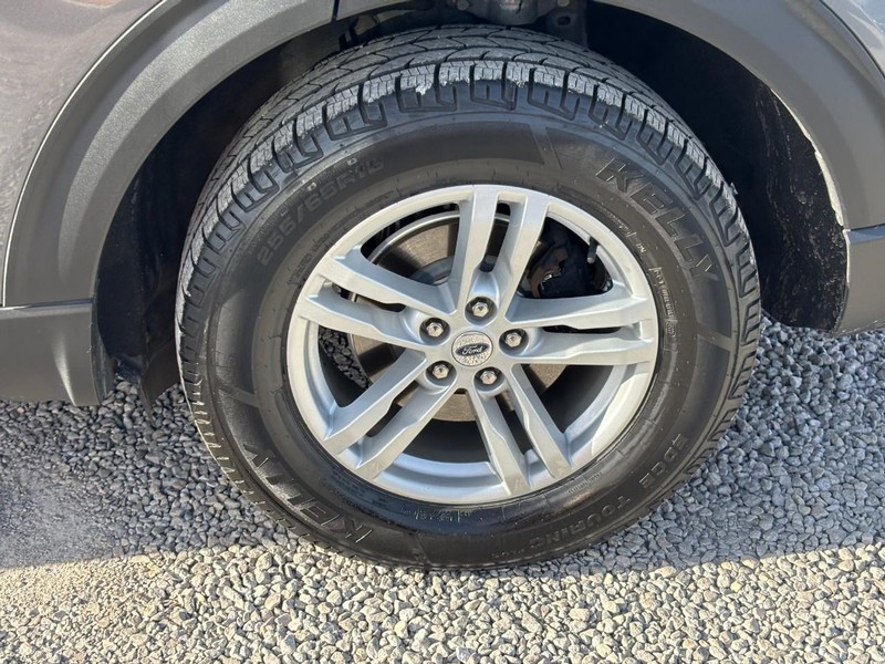 Ford Explorer Vehicle Image 11