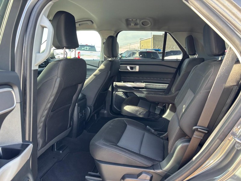 Ford Explorer Vehicle Image 13