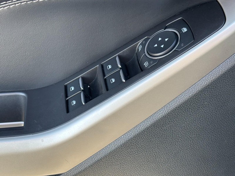 Ford Explorer Vehicle Image 19