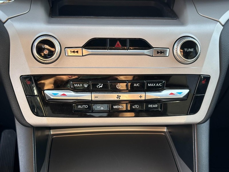 Ford Explorer Vehicle Image 25