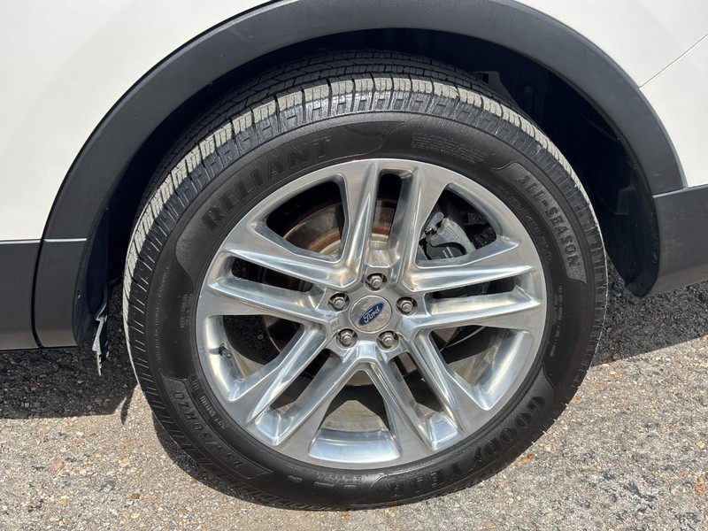 Ford Explorer Vehicle Image 11