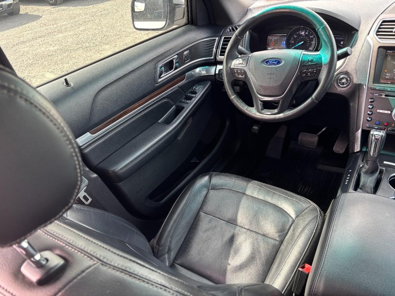 Ford Explorer Vehicle Image 14