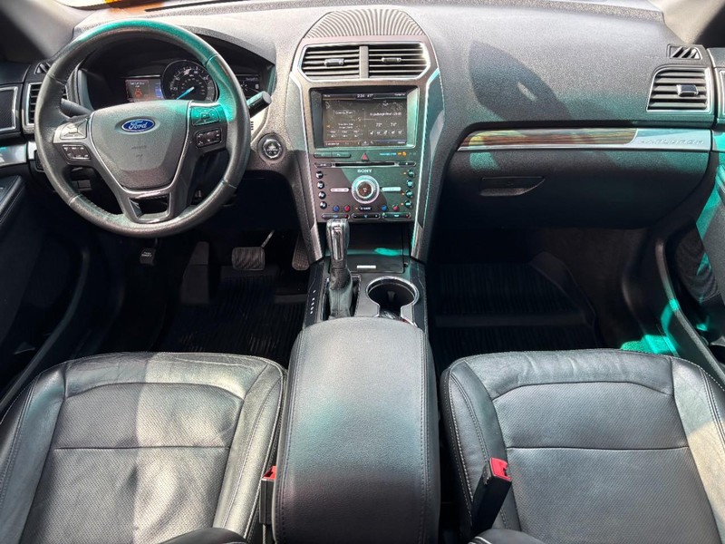 Ford Explorer Vehicle Image 15