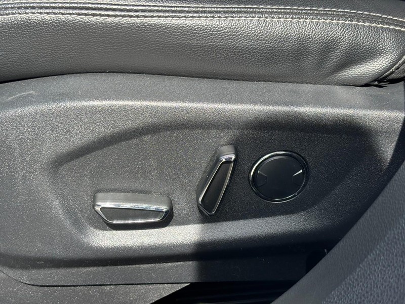 Ford Explorer Vehicle Image 17