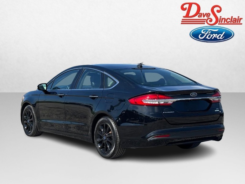 Ford Fusion Vehicle Full-screen Gallery Image 09