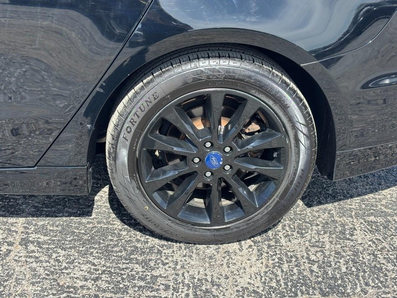 Ford Fusion Vehicle Full-screen Gallery Image 11