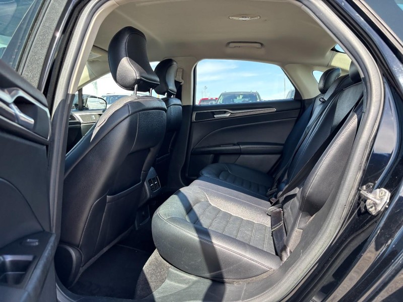 Ford Fusion Vehicle Full-screen Gallery Image 12