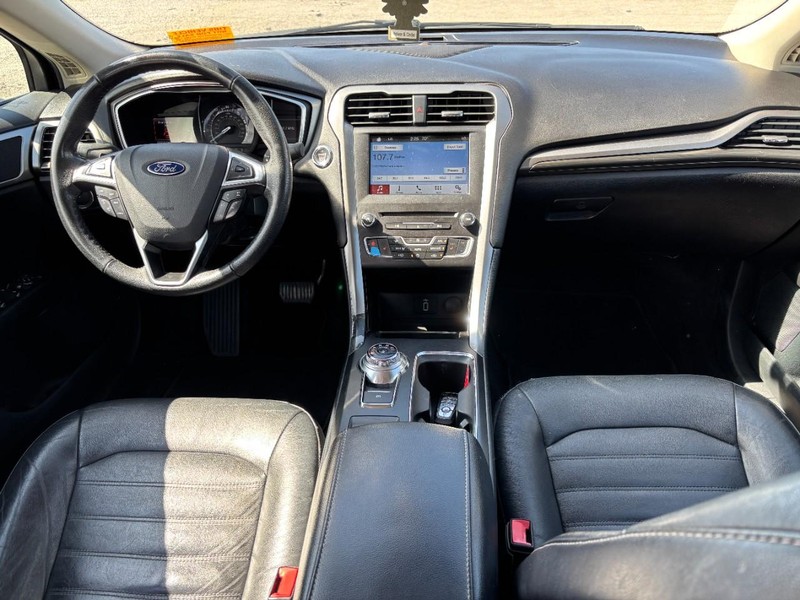 Ford Fusion Vehicle Full-screen Gallery Image 14