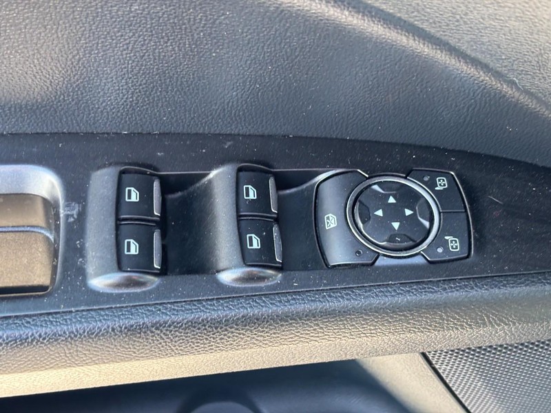 Ford Fusion Vehicle Full-screen Gallery Image 17