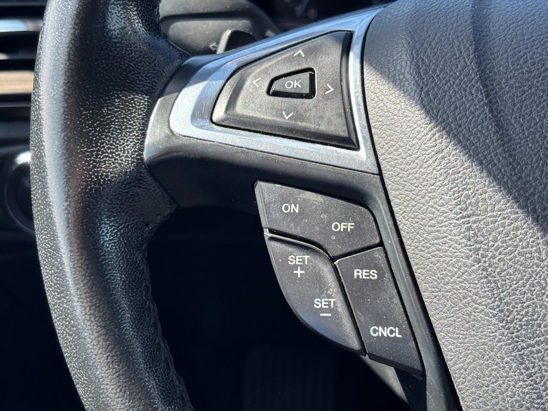 Ford Fusion Vehicle Full-screen Gallery Image 18