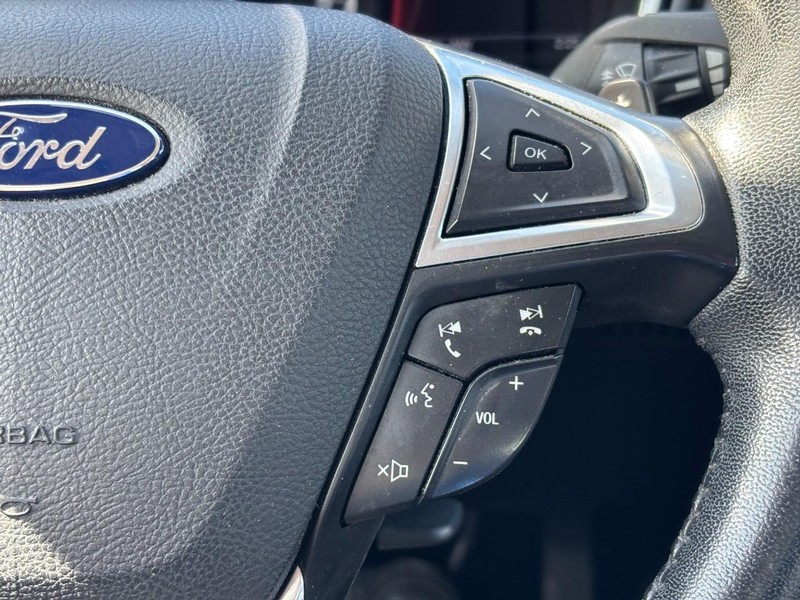 Ford Fusion Vehicle Full-screen Gallery Image 19
