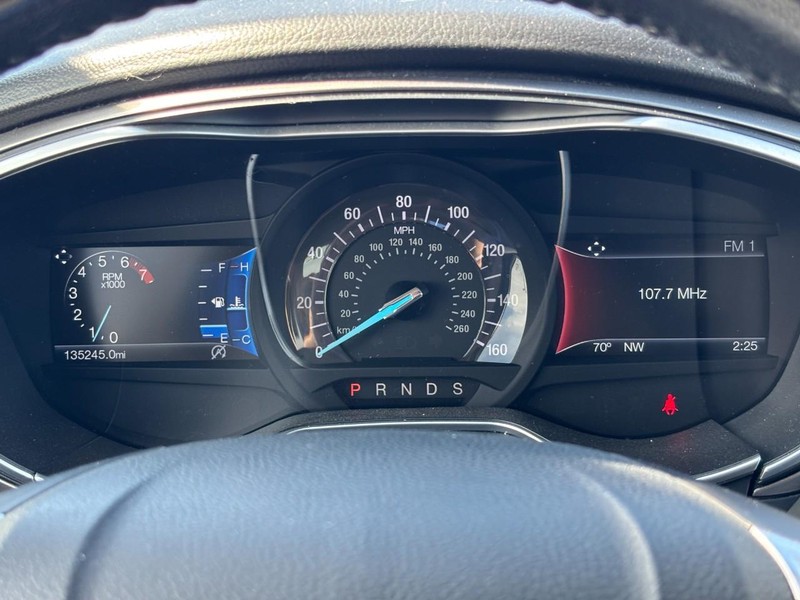 Ford Fusion Vehicle Full-screen Gallery Image 20