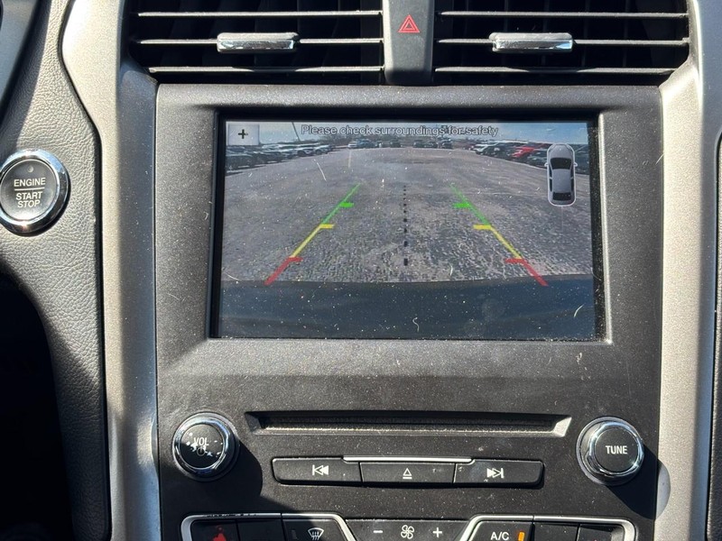 Ford Fusion Vehicle Full-screen Gallery Image 22