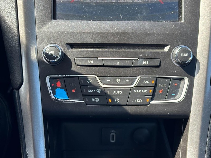 Ford Fusion Vehicle Full-screen Gallery Image 23