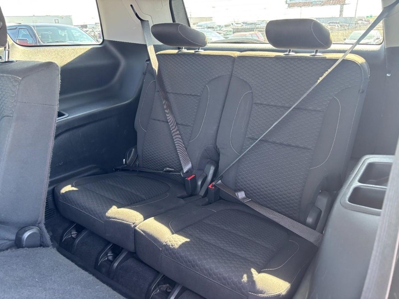 GMC Acadia Vehicle Image 12