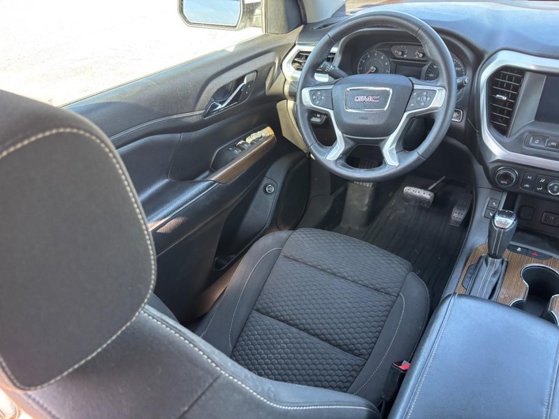 GMC Acadia Vehicle Image 14