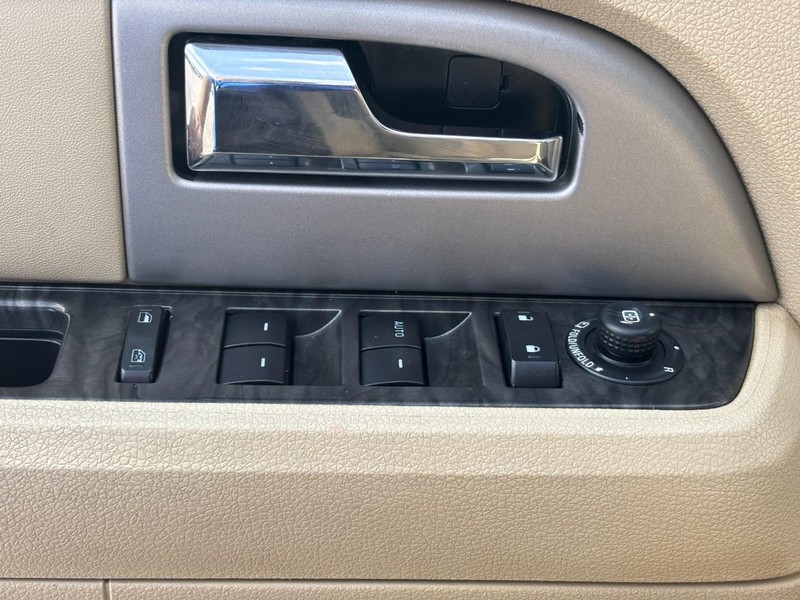 Ford Expedition Vehicle Full-screen Gallery Image 18