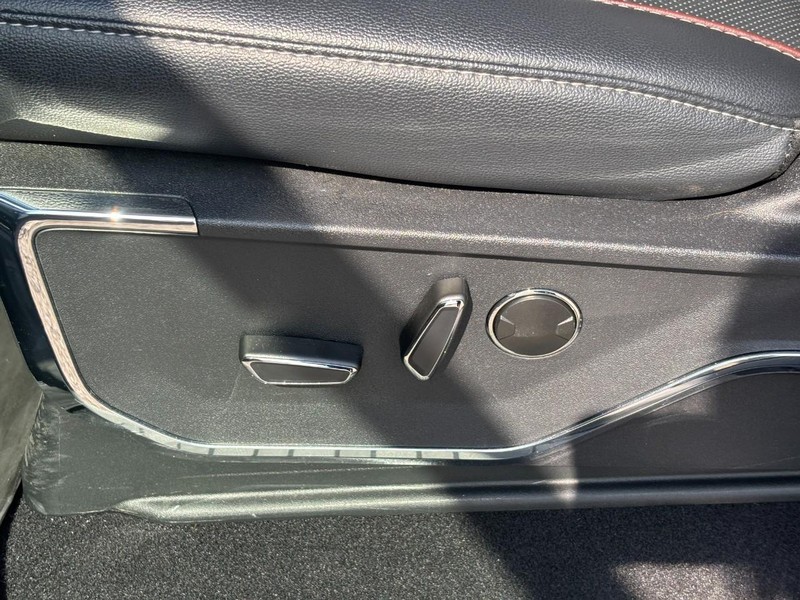 Ford F-150 Vehicle Full-screen Gallery Image 16