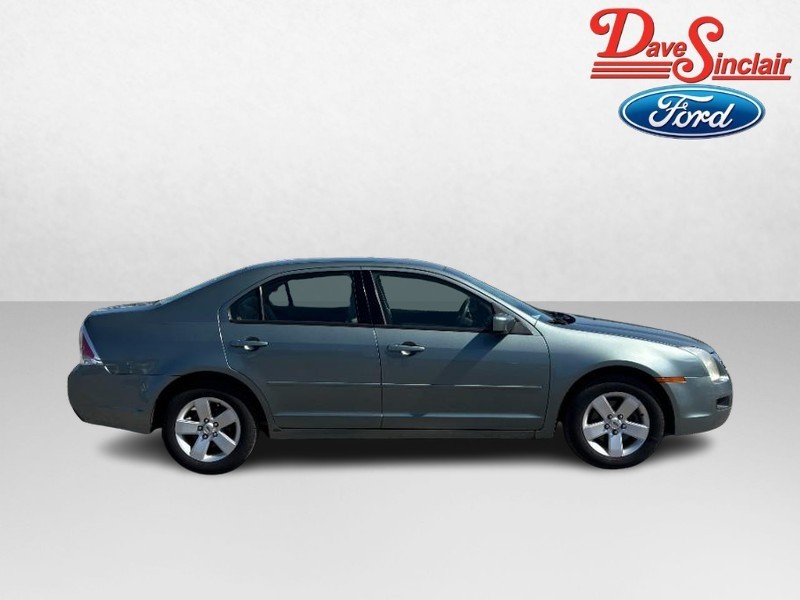 Ford Fusion Vehicle Full-screen Gallery Image 04