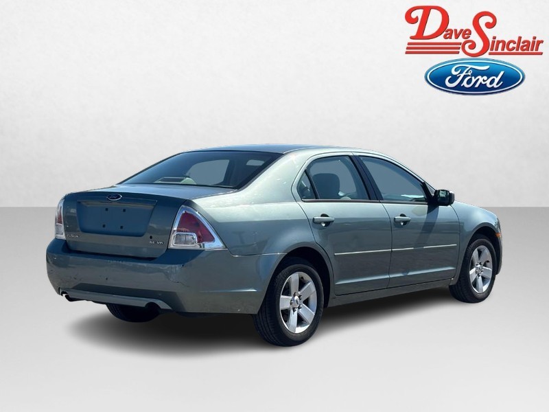 Ford Fusion Vehicle Full-screen Gallery Image 05
