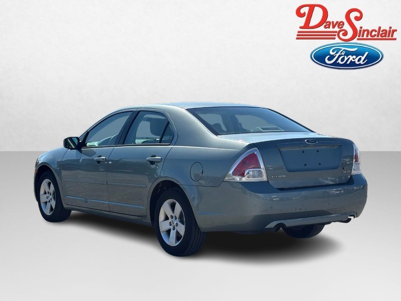 Ford Fusion Vehicle Full-screen Gallery Image 08