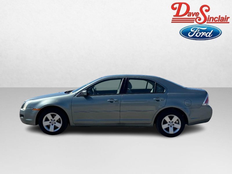 Ford Fusion Vehicle Full-screen Gallery Image 09