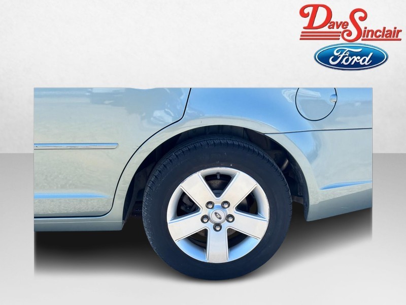 Ford Fusion Vehicle Full-screen Gallery Image 10