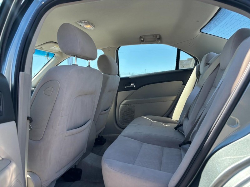 Ford Fusion Vehicle Full-screen Gallery Image 11
