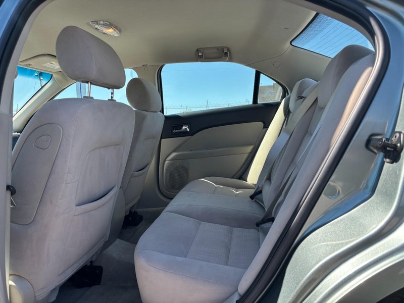 Ford Fusion Vehicle Full-screen Gallery Image 12