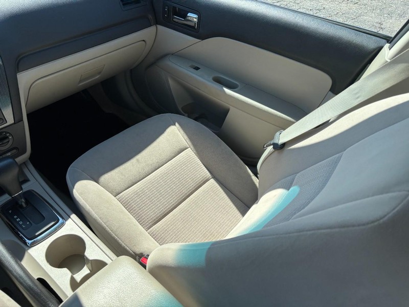 Ford Fusion Vehicle Full-screen Gallery Image 15