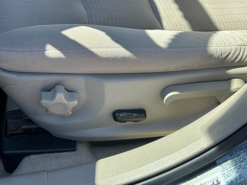 Ford Fusion Vehicle Full-screen Gallery Image 16