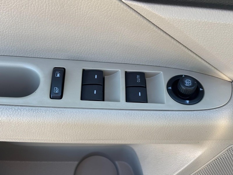 Ford Fusion Vehicle Full-screen Gallery Image 17