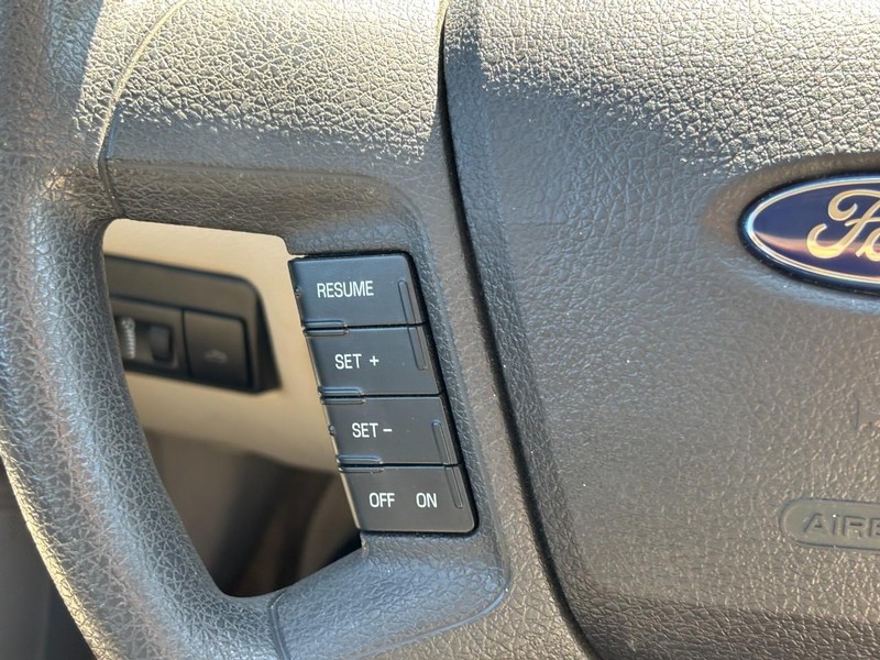 Ford Fusion Vehicle Full-screen Gallery Image 18